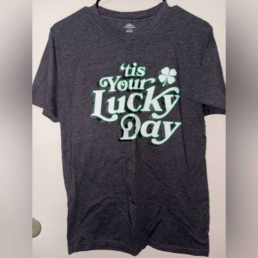 Men's Short-Sleeve 'Tis Your Lucky Day Graphic Tee - Charcoal with Green Print